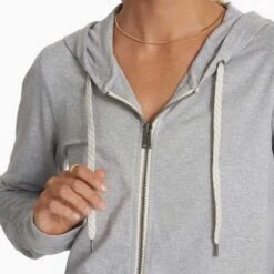 Vuori Women's Halo Performance Hoodie 2.0 - Pale Grey Heather -Elara Wear Shop VW268PHG SP23 W ECOMM FLEECE DETAIL 2771 1x1 96d22479 5e1f 477a bd6f 5afaf6a682c8 1200x crop center jpg